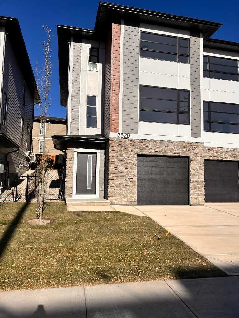 Property Photo:  2520 21 Avenue SW  AB T3E 0H3 