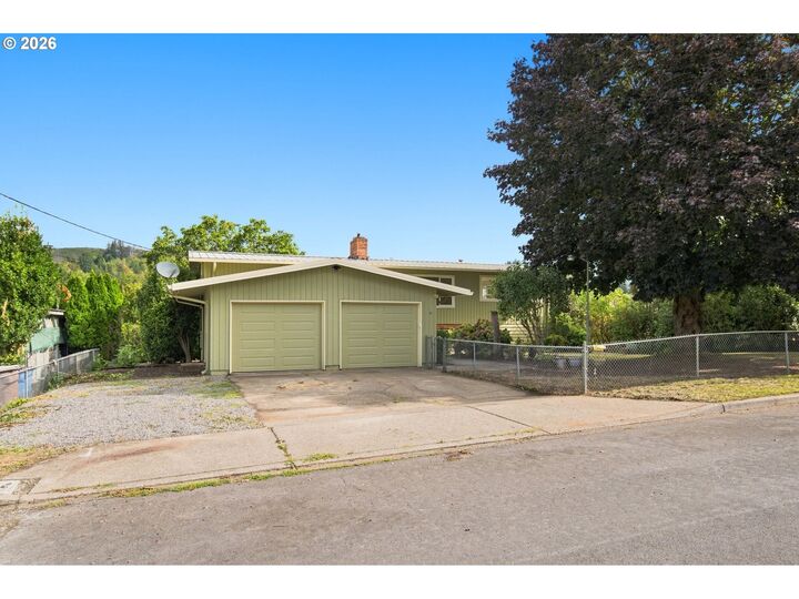Property Photo:  2925 E 1st Ave  WA 98607 