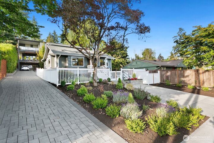 Property Photo:  346  10th Avenue  WA 98033 