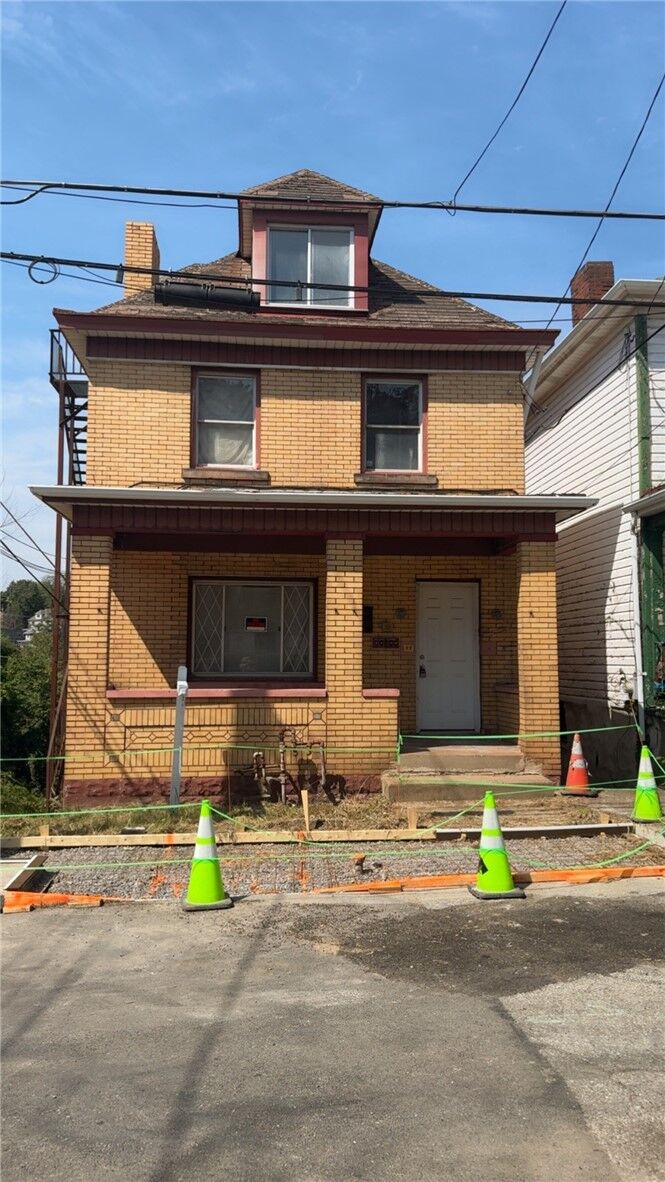 Property Photo:  77 Industry St  PA 15210 
