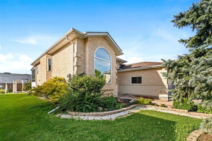 Property Photo:  8 Meadowcrest Bay  MB R2V 4G9 