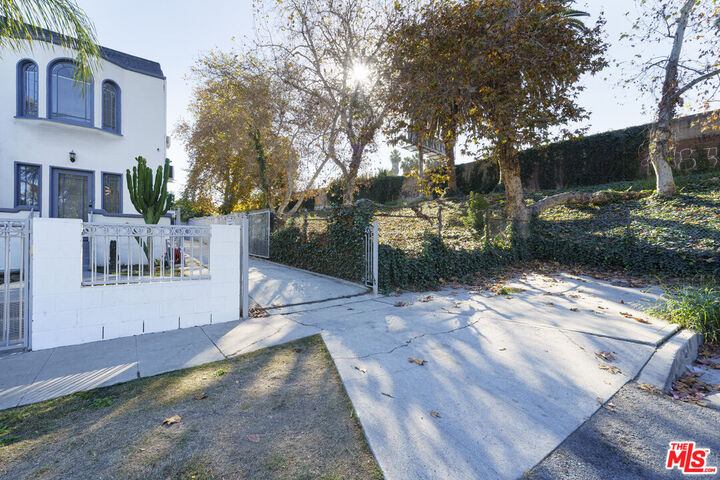 Property Photo:  424 N Reno St, Unit 424  CA 90026 