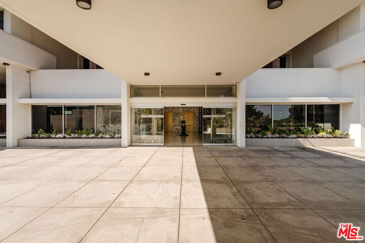 Property Photo:  8787 Shoreham Dr, Unit 407  CA 90069 