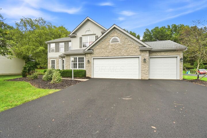 Property Photo: 6489 Hermitage Drive OH 43082