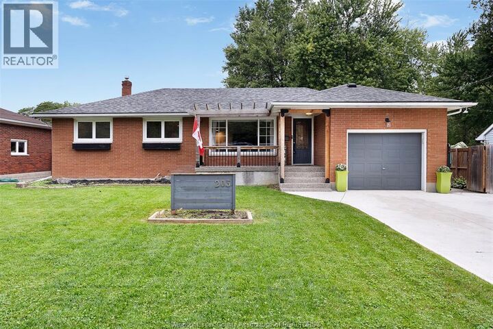 Property Photo:  205 Gosfield Townline East  ON N8M 2R8 