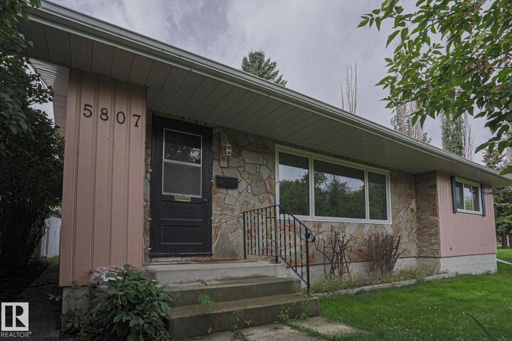 Property Photo:  5807 48B Avenue  AB T4V 0L9 