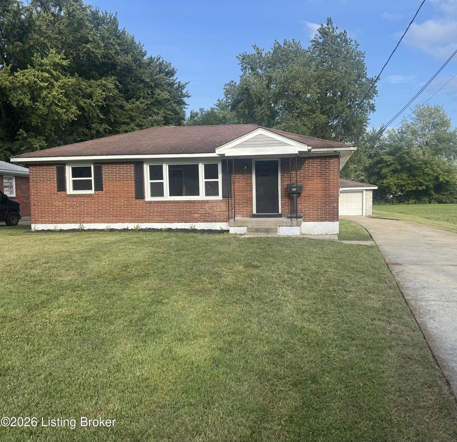 Property Photo: 6107 Oakdale Ln KY 40219