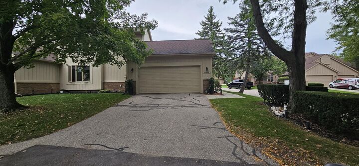Property Photo:  37676 N Laurel Park Drive  MI 48152 