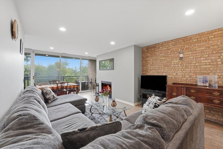 Property Photo:  6020 Oakwood Drive 4A  IL 60532 