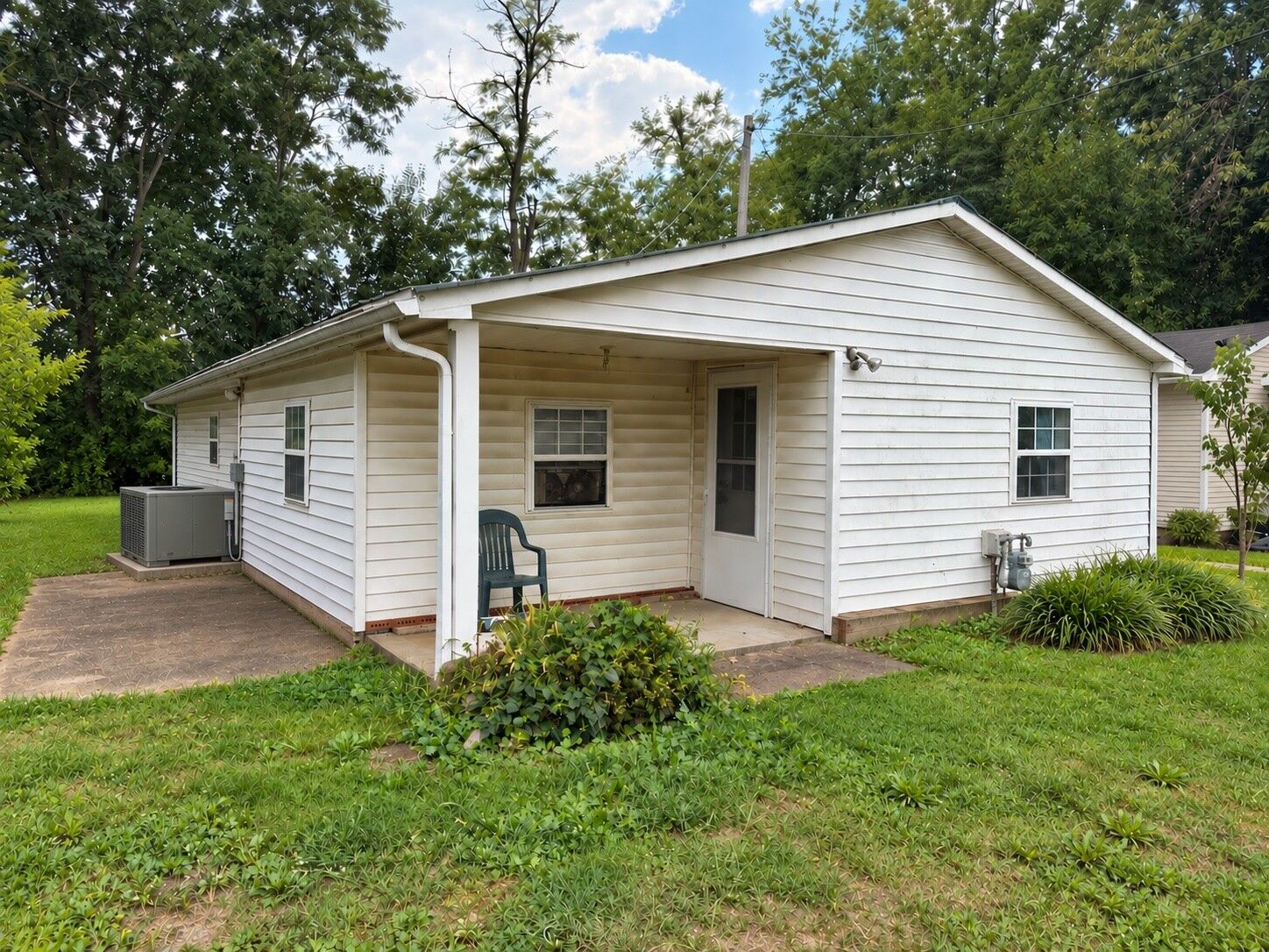 Property Photo:  406 W McGlothlin St  TN 37148 