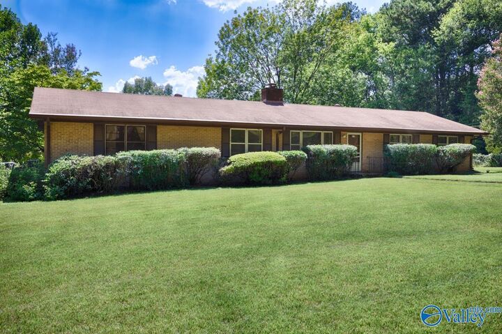 Property Photo:  818 Dellwood Road SE  AL 35802 