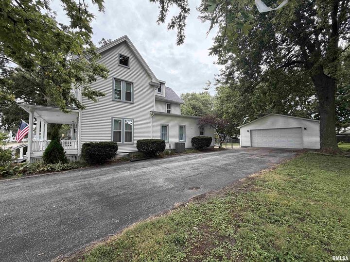 Property Photo:  818 Maple Avenue  IL 61401 