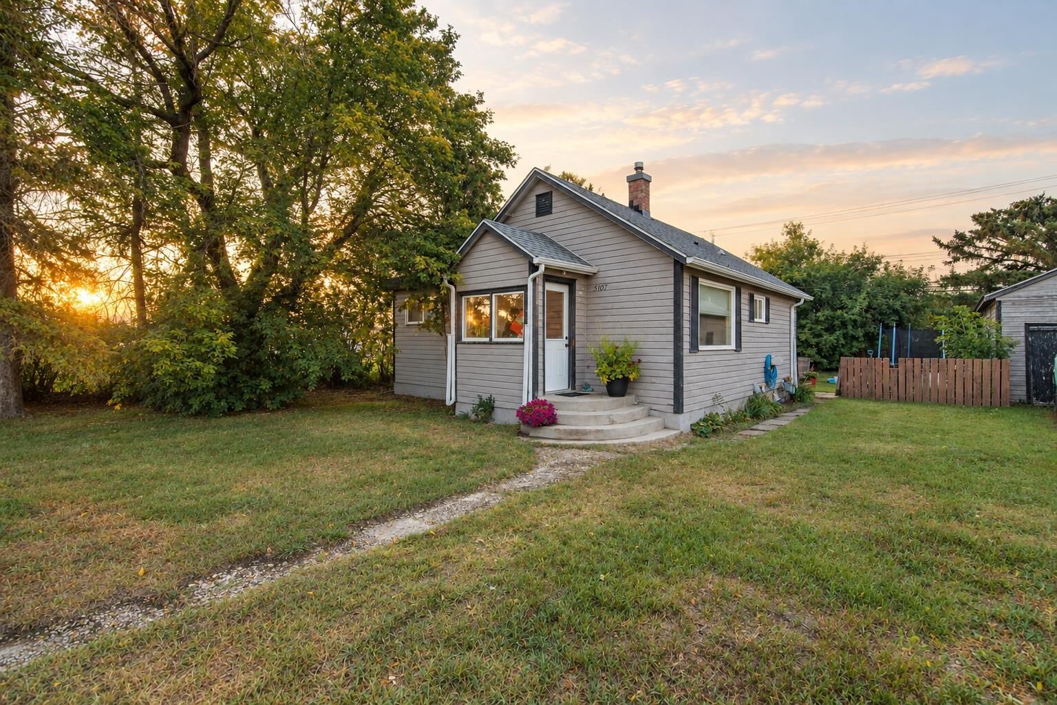 Property Photo:  5107 Broadway Avenue  AB T0M 0J0 