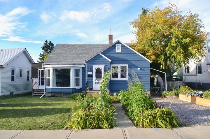 Property Photo:  5028 44 Street  AB T4G 1L5 