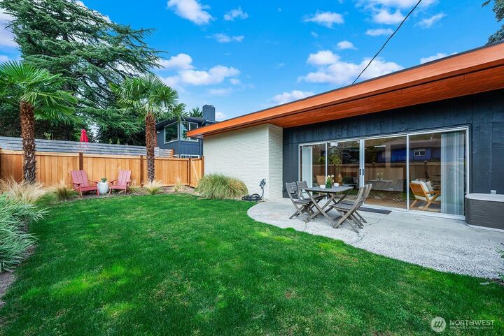 Property Photo:  7524  43rd Avenue NE  WA 98115 