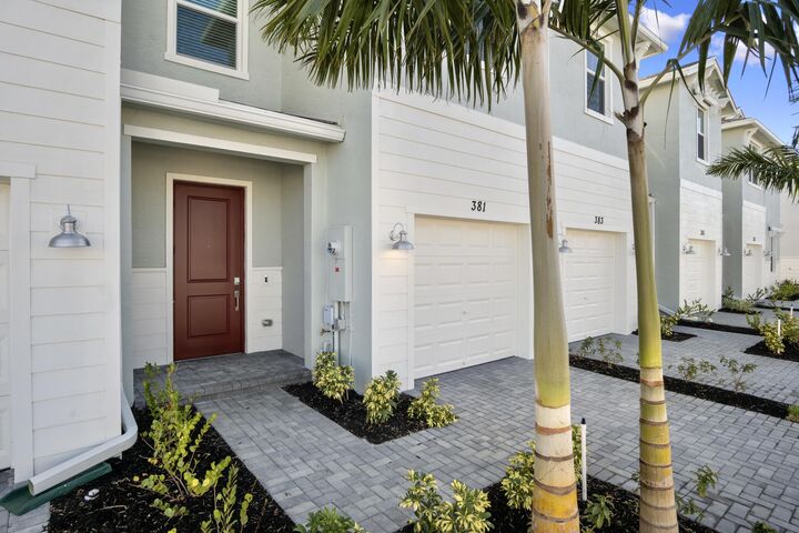 Property Photo: 381 SE Crossoak Lane FL 34984