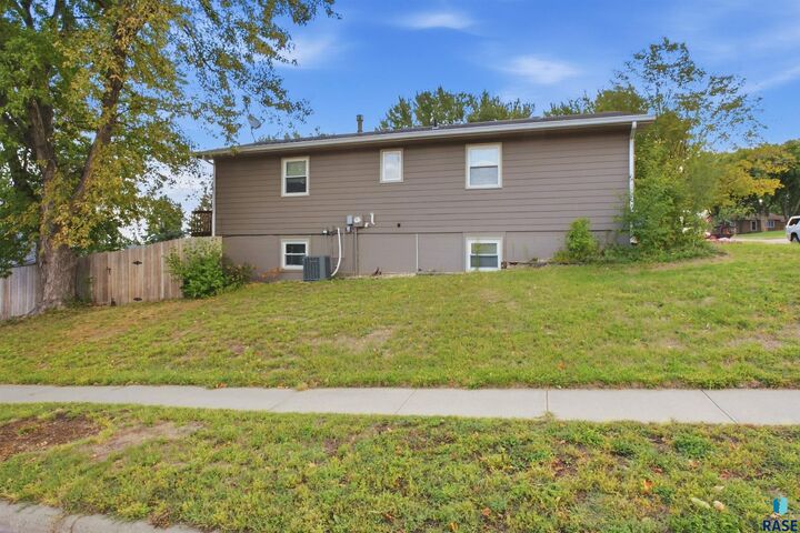 Property Photo:  2100 E Madison St St  SD 57103 