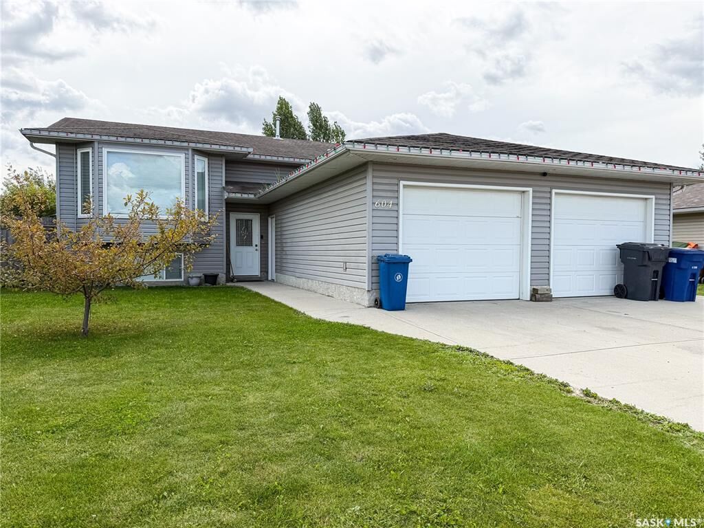 Property Photo: 604 7th Avenue W SK S9X 1B1