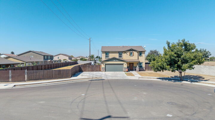 Property Photo: 2943 N Clay Court CA 93291
