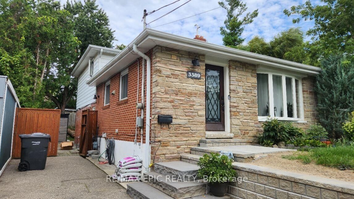 Property Photo:  3389 Kelowna Court  ON L5C 2E5 