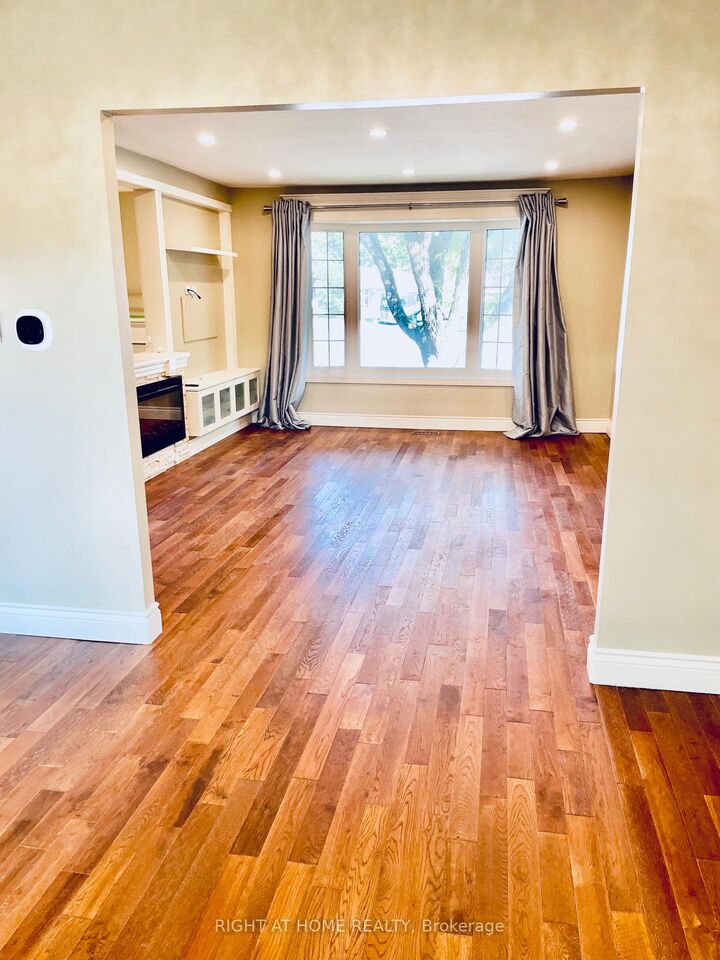 Property Photo:  6 Beechcroft Circle  ON L4M 4Y4 