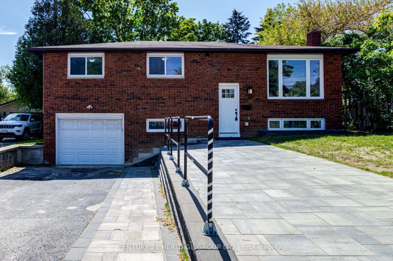 Property Photo:  200 Ferndale Drive N  ON L4N 9W1 