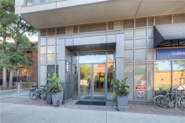 Property Photo:  530 St Clair Avenue W 1106  ON M6C 0A2 