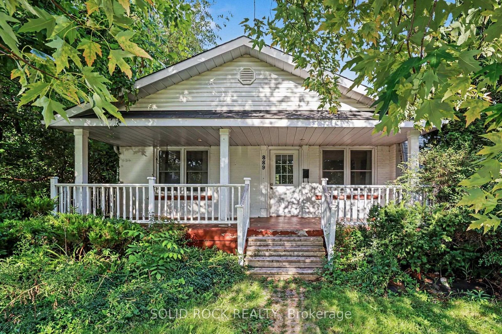 Property Photo:  889 Mountainview Avenue  ON K2B 5G1 