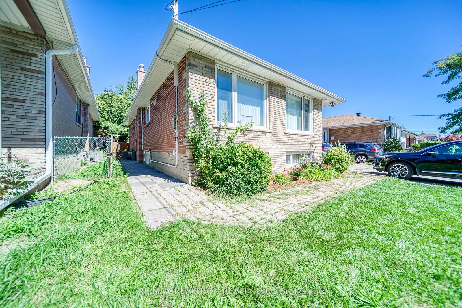 Property Photo:  36 Beaver Valley Road Unit #1  ON M3H 4S1 