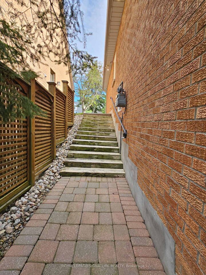 Property Photo:  30 Craigleith Crescent Lower  ON L4E 2S1 