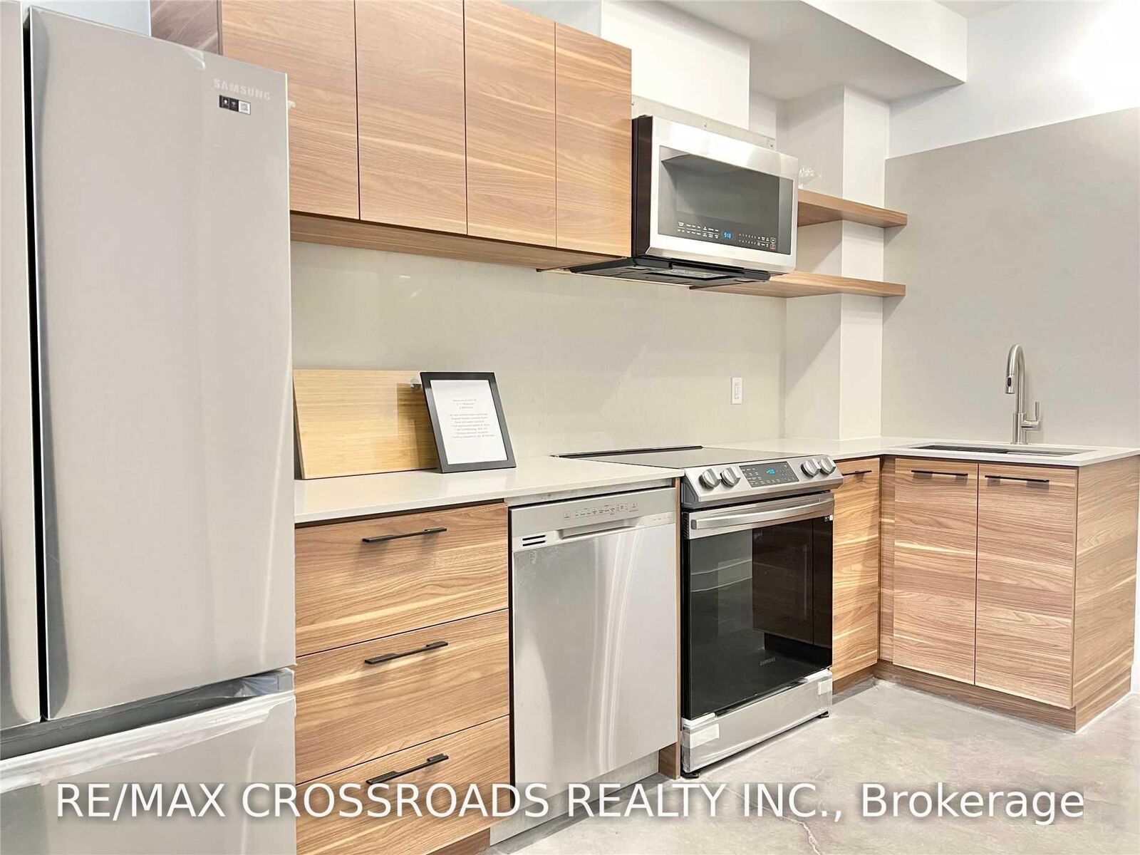 Property Photo:  3333 Dundas Street W 1B  ON M6P 2A6 