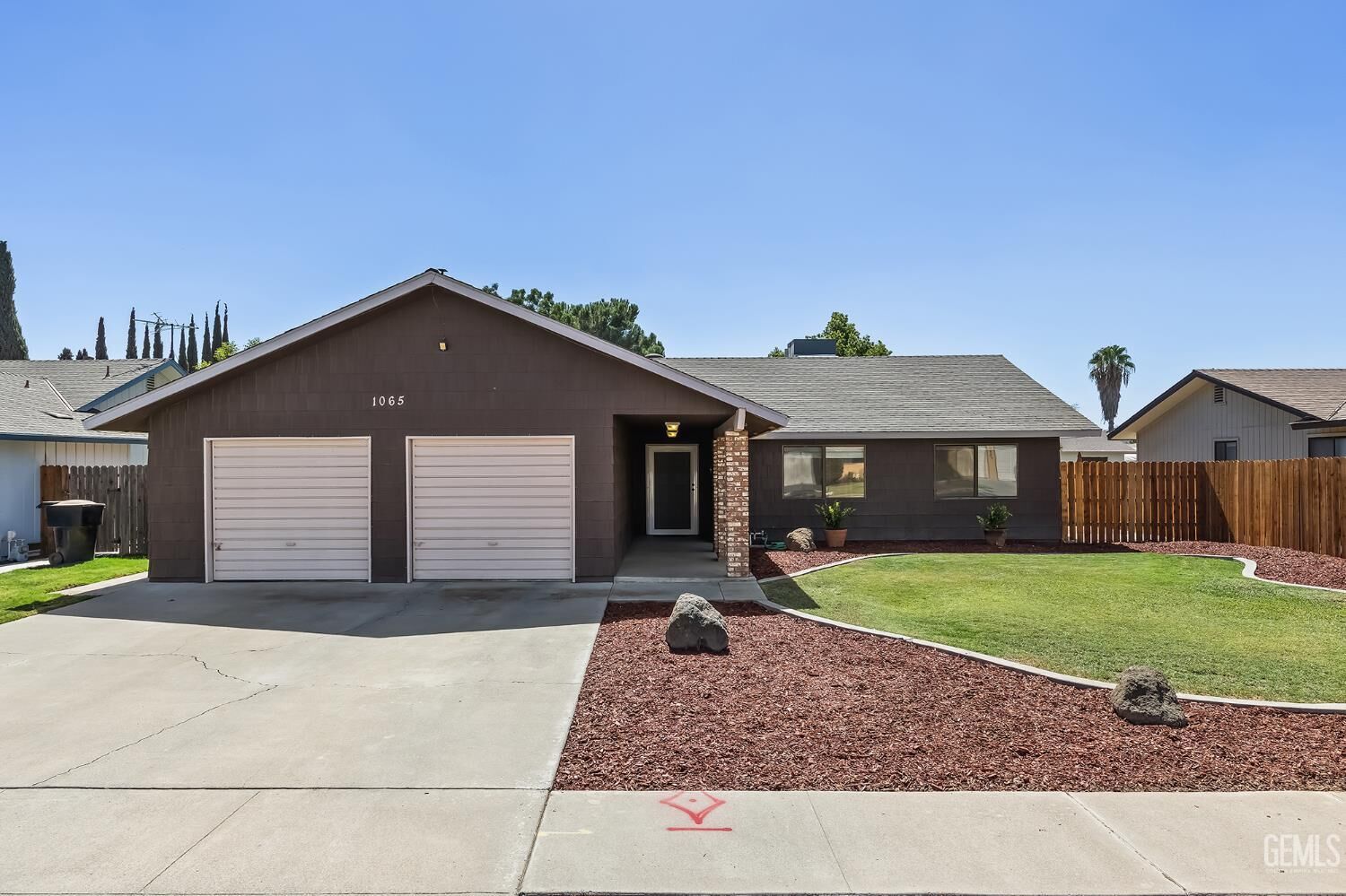 Property Photo:  1065 Ross Way  CA 93230 