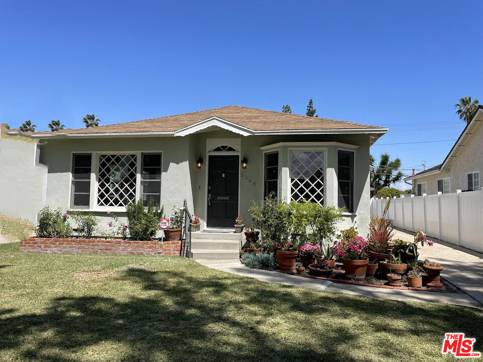 Property Photo: 5048 Enfield Ave CA 91316