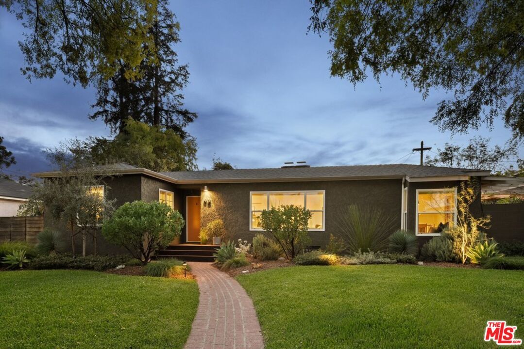 Property Photo:  93 S Daisy Ave  CA 91107 