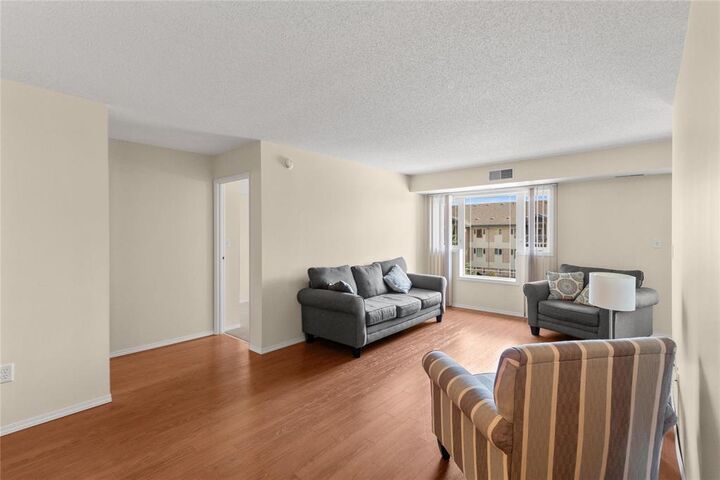Property Photo:  873 Waverley Street  MB R3T 6C3 