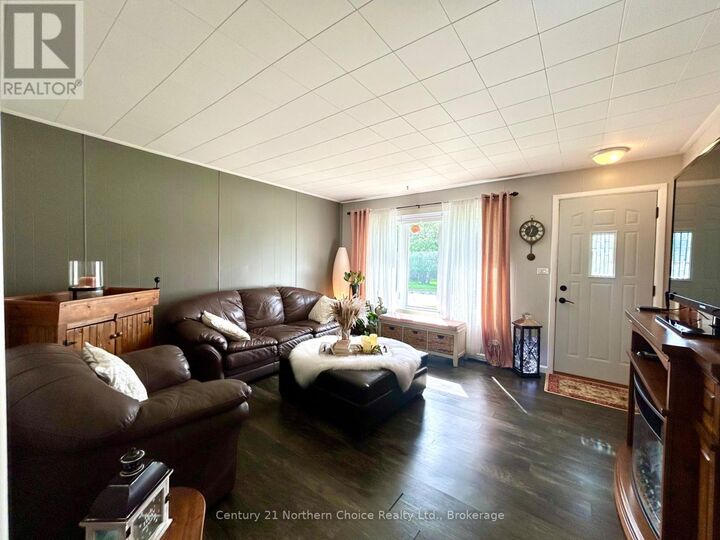 Property Photo:  746 Thompson Street  ON P9A 2W8 