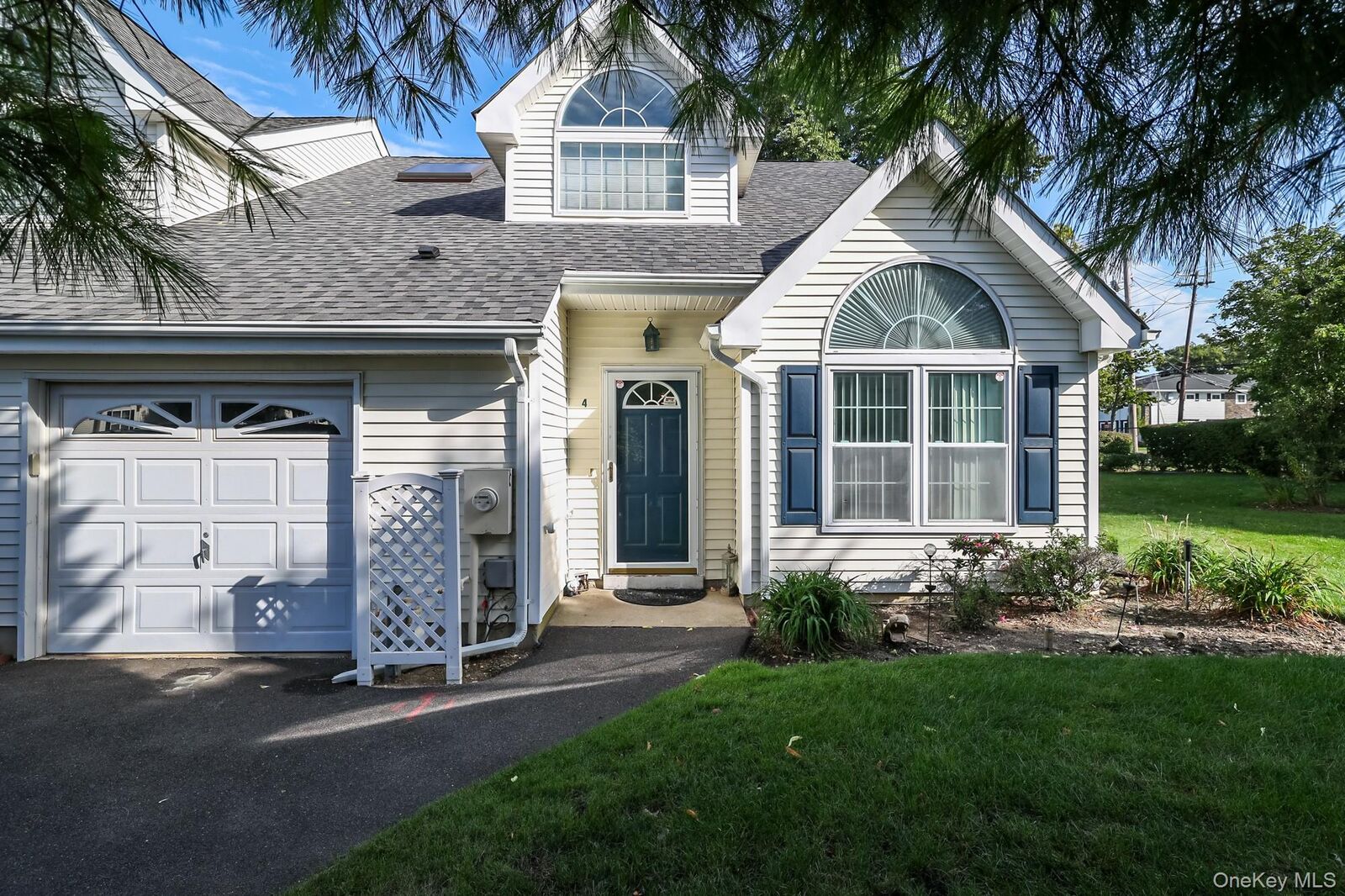 Property Photo:  4 Joyces Way  NY 11706 