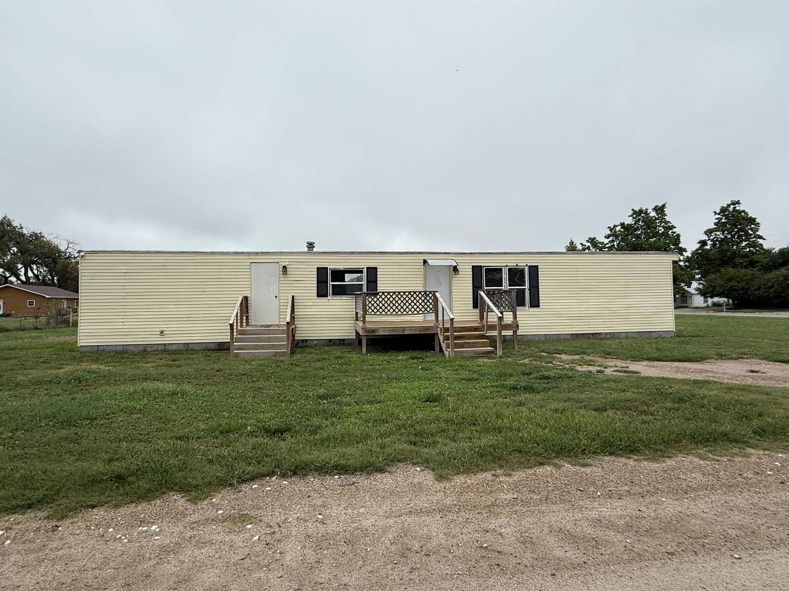 Property Photo: 901 E 12 NE 69101