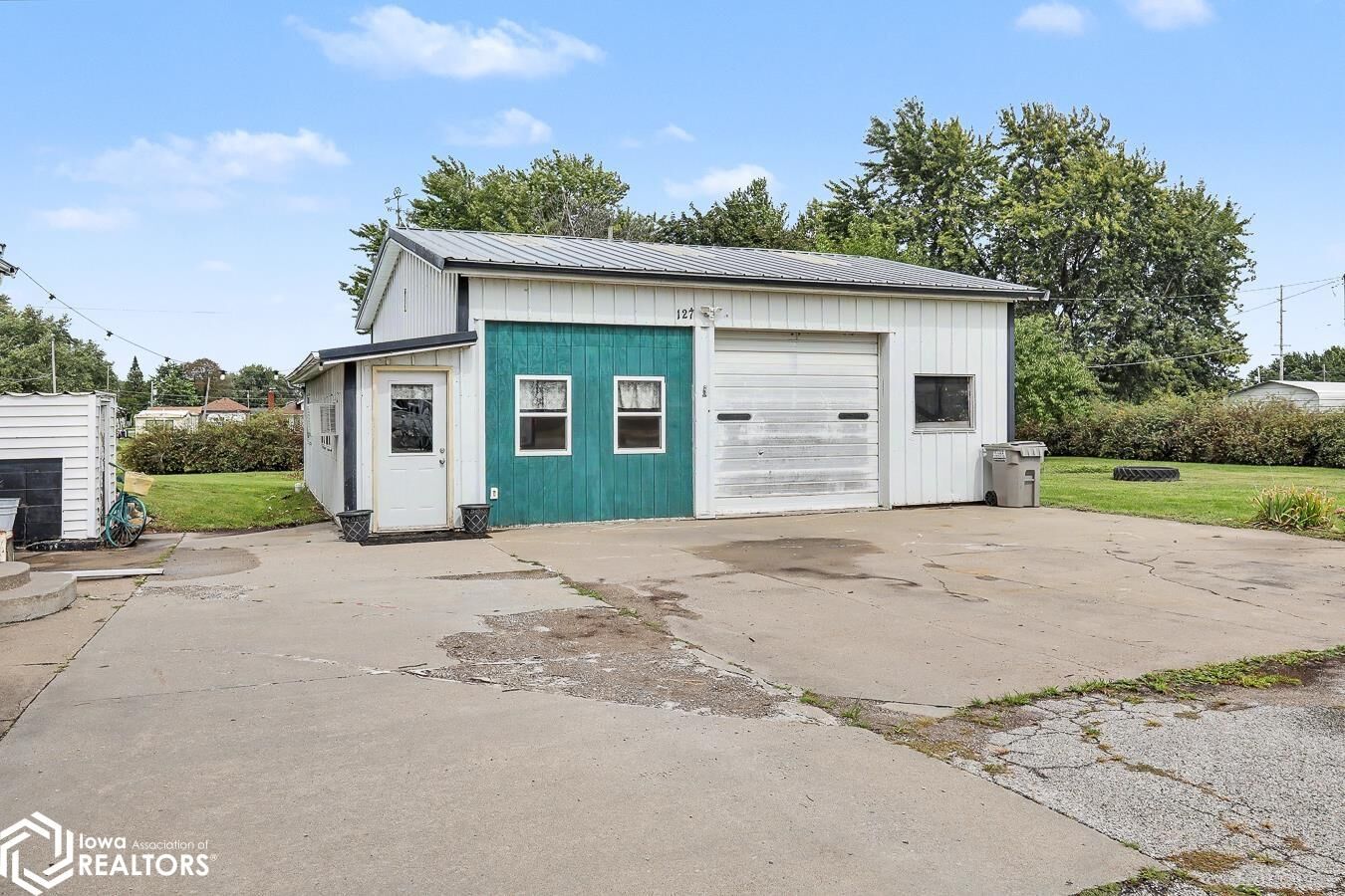 Property Photo:  127 16th Avenue W  IA 52531 