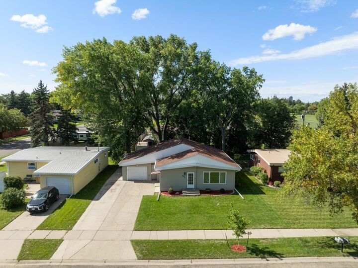 Property Photo: 2505 Skyline Dr NW ND 58703