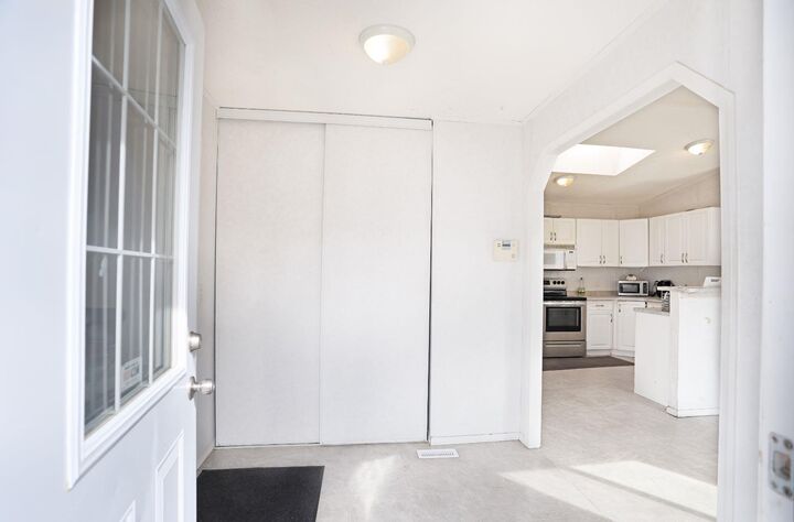 Property Photo:  8 Meadowplace Crescent E  AB T1R 0R5 
