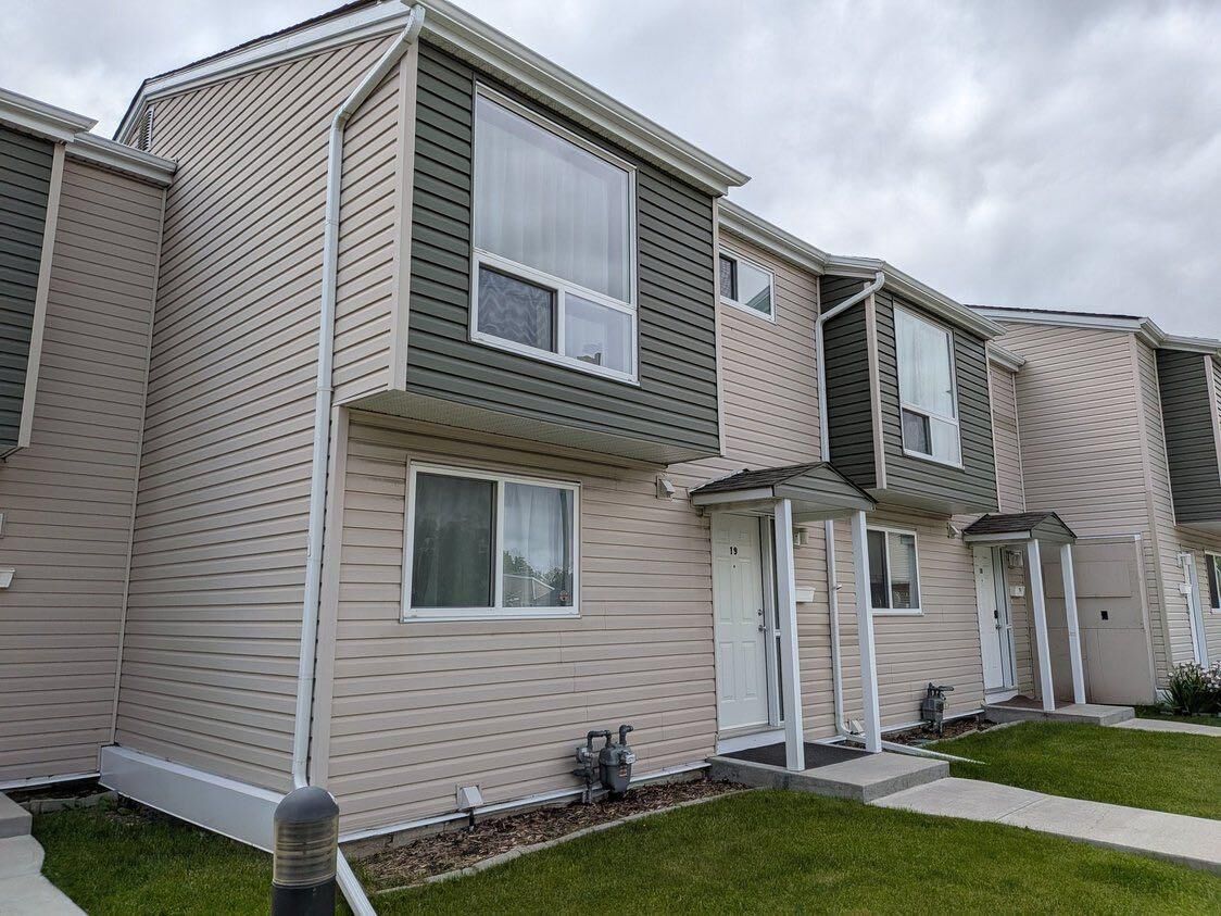 Property Photo:  5425 Pensacola Crescent SE 19  AB T2A 2G7 
