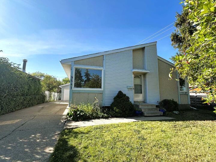 Property Photo:  9541 88 Avenue  AB T8V 3N6 