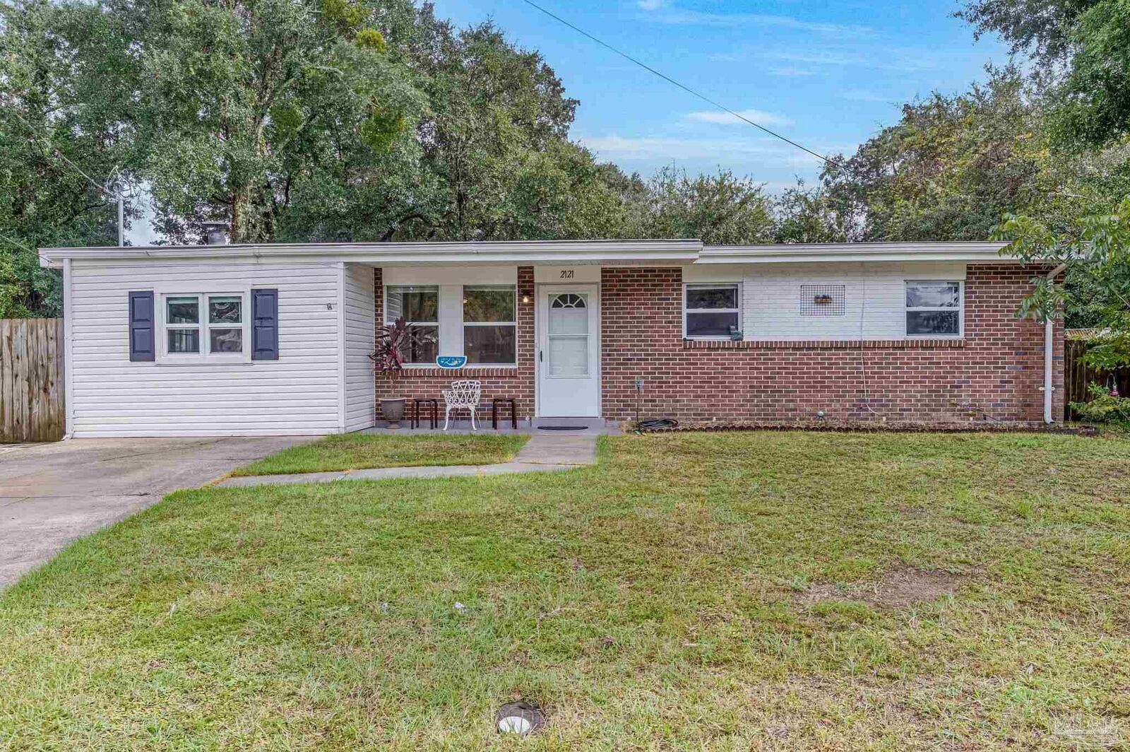 Property Photo:  2121 Elaine Cir  FL 32504 