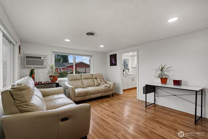 Property Photo: 709 N 28th Avenue WA 98902