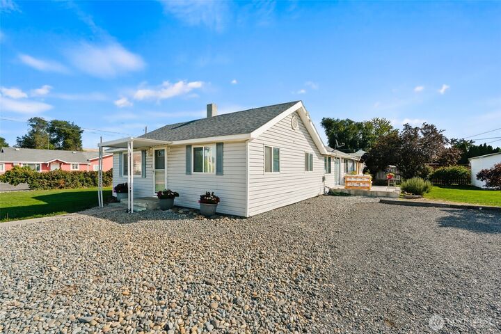Property Photo: 709 N 28th Avenue WA 98902