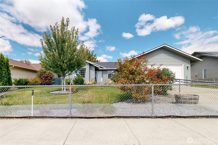Property Photo: 809 SE Tamarack Street WA 99324