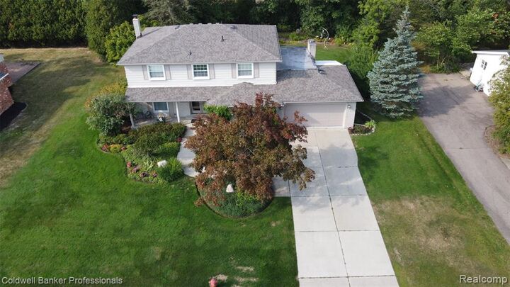 Property Photo: 31925 Olde Franklin Drive MI 48334