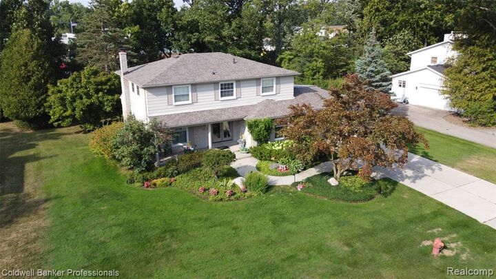 Property Photo:  31925 Olde Franklin Drive  MI 48334 