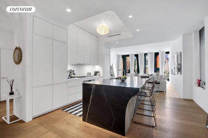 Property Photo:  325 W Broadway 2A  NY 10013 